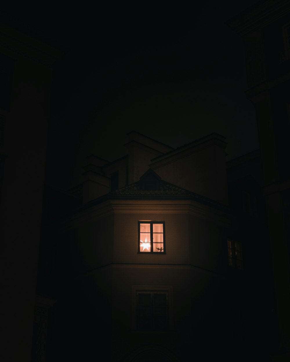 밤에 불이 켜진 창문이있는 건물