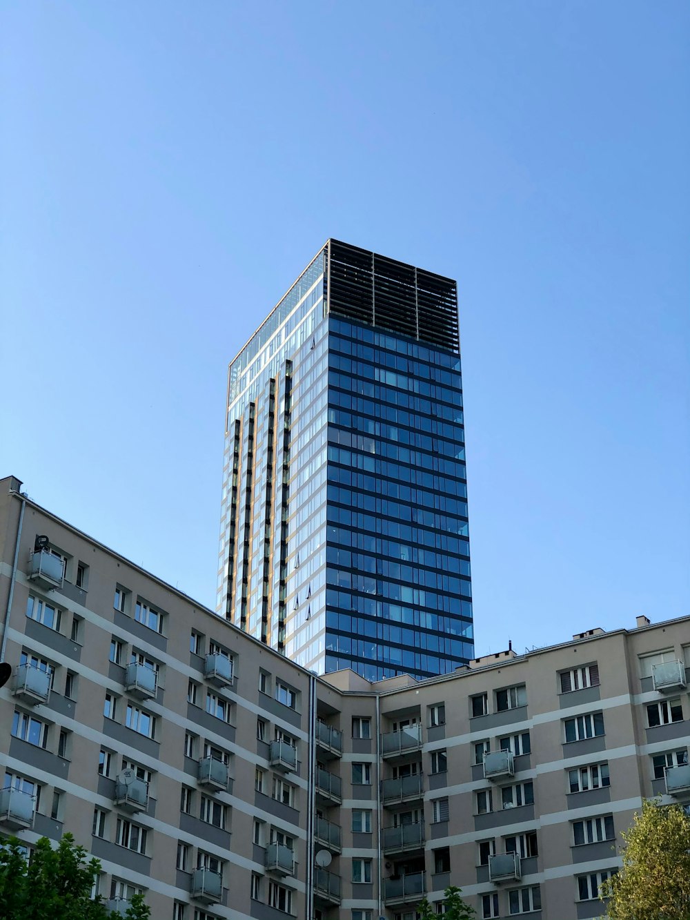 a very tall building sitting in the middle of a city