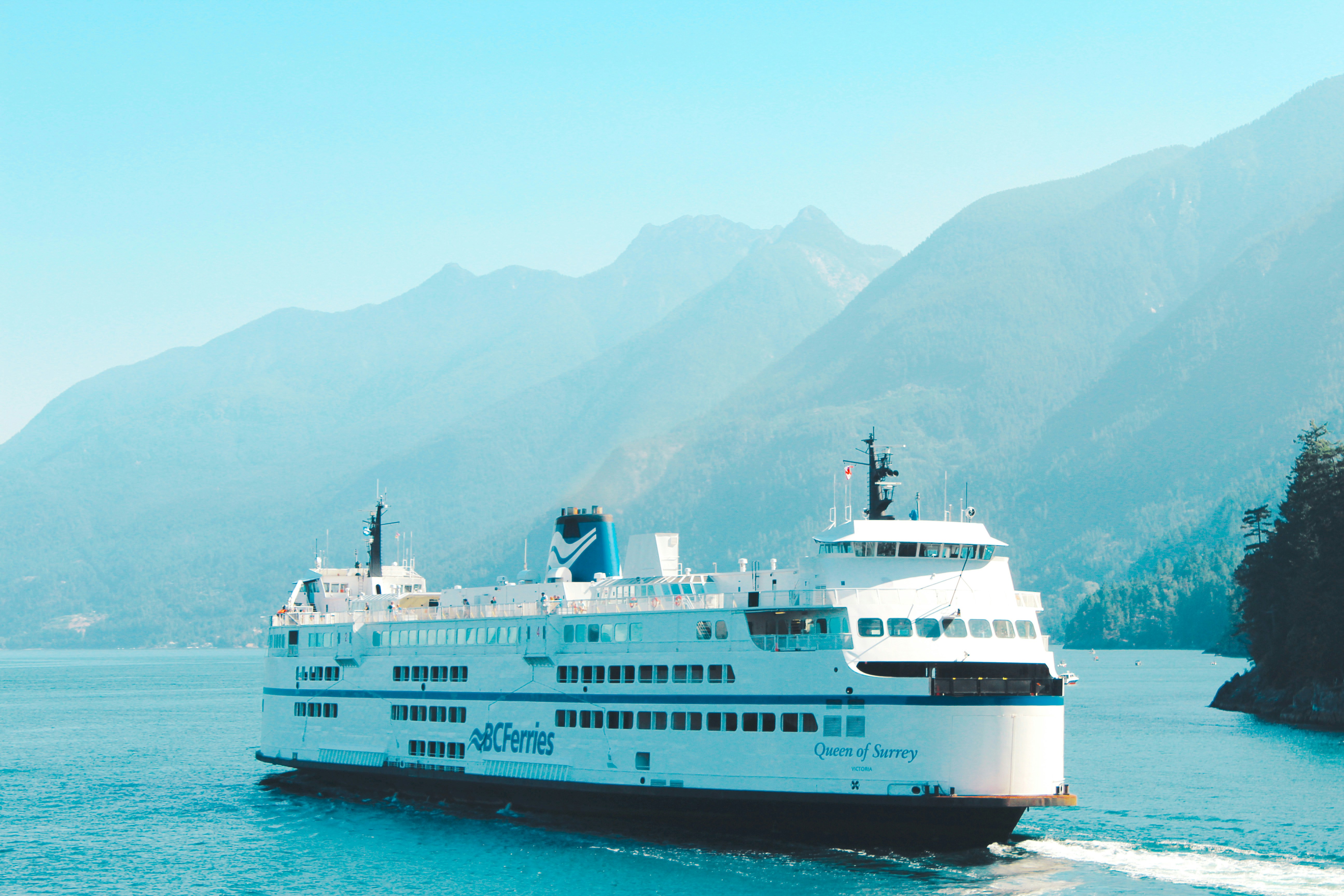 Mavi deniz üzerinde ilerleyen modern bir yolcu feribotu ve deniz ulaşımı rotalarını temsil eden manzara.