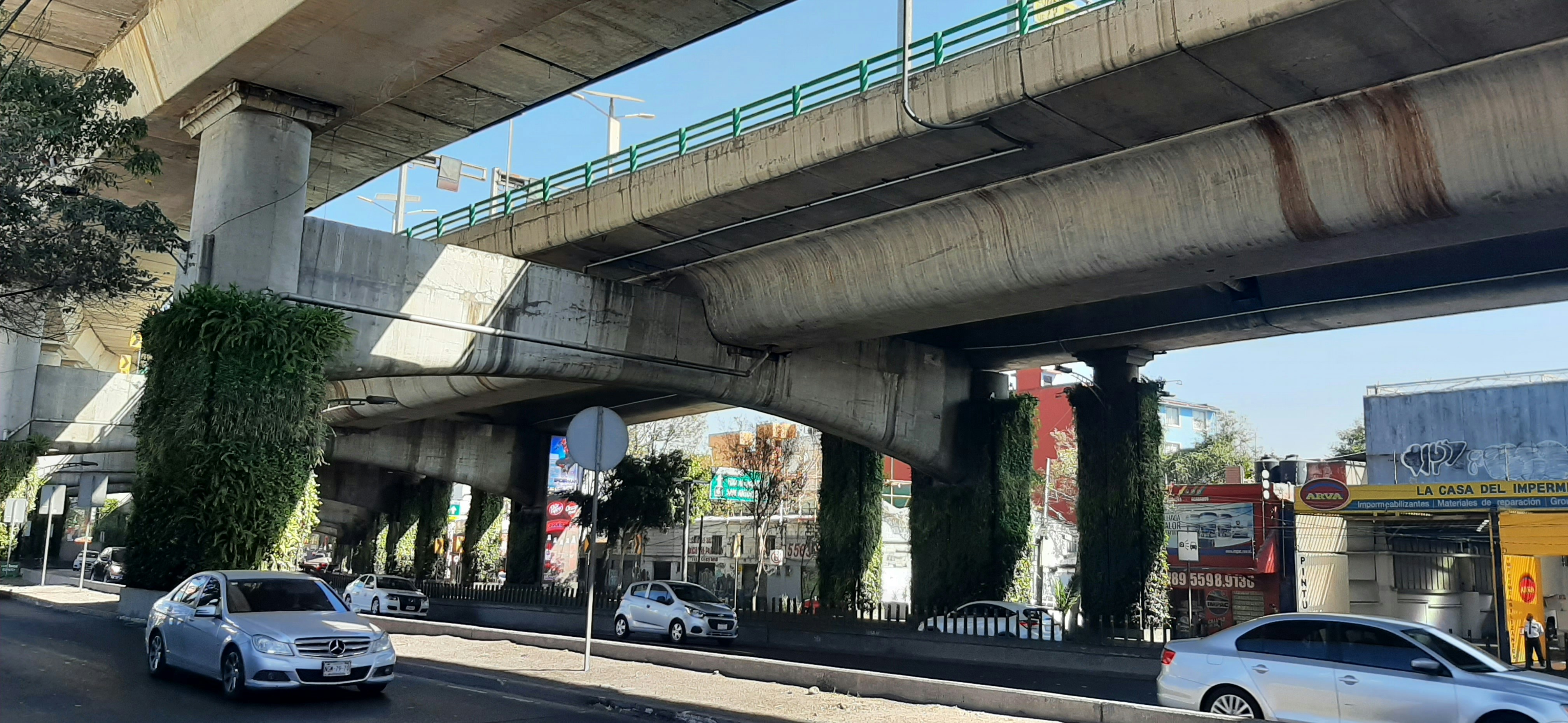 通りに座っている数台の車