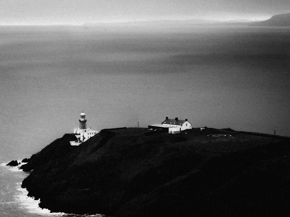 Una foto en blanco y negro de un faro