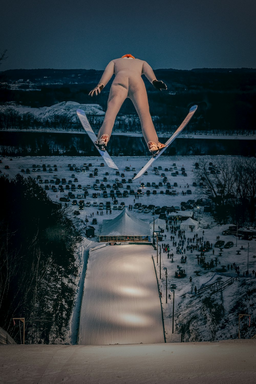 Un uomo che vola nell'aria mentre cavalca gli sci