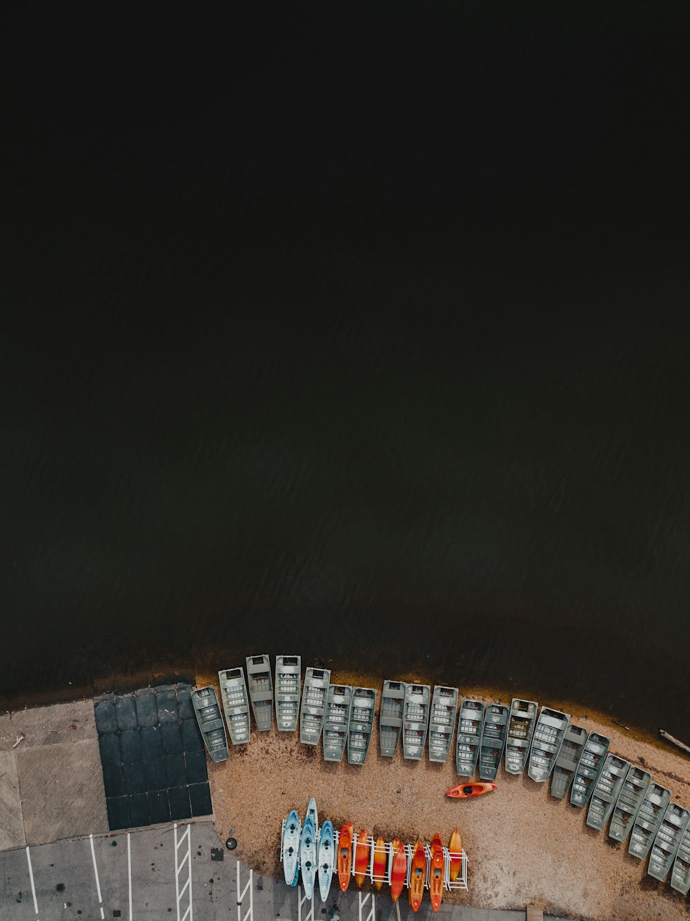 Un grupo de canoas sentadas en la cima de una playa de arena