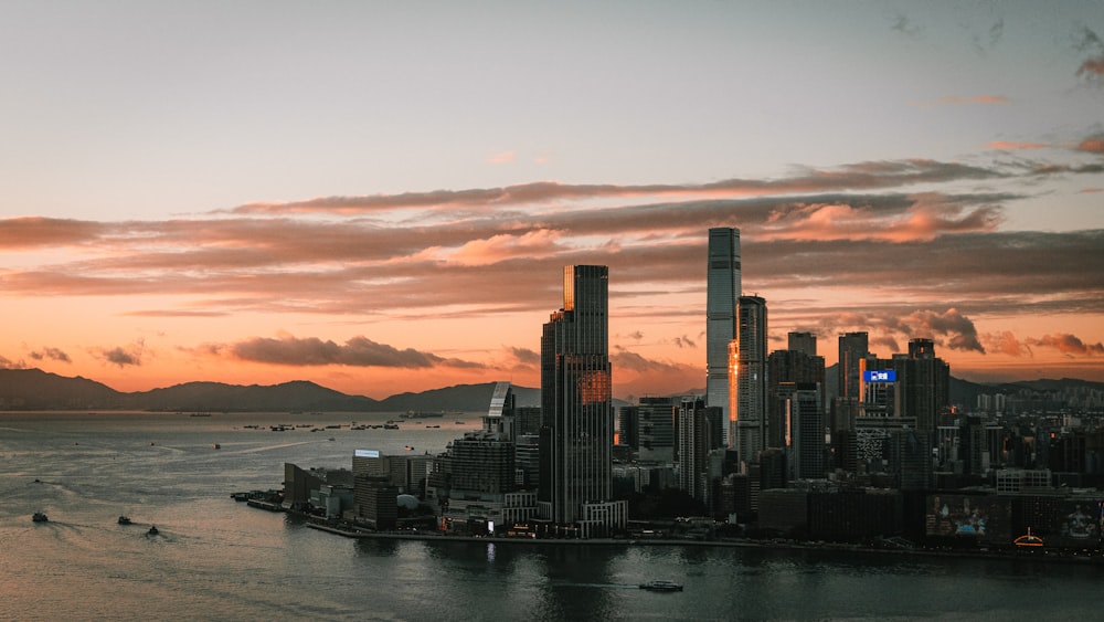 Blick auf eine Stadt bei Sonnenuntergang mit Booten im Wasser