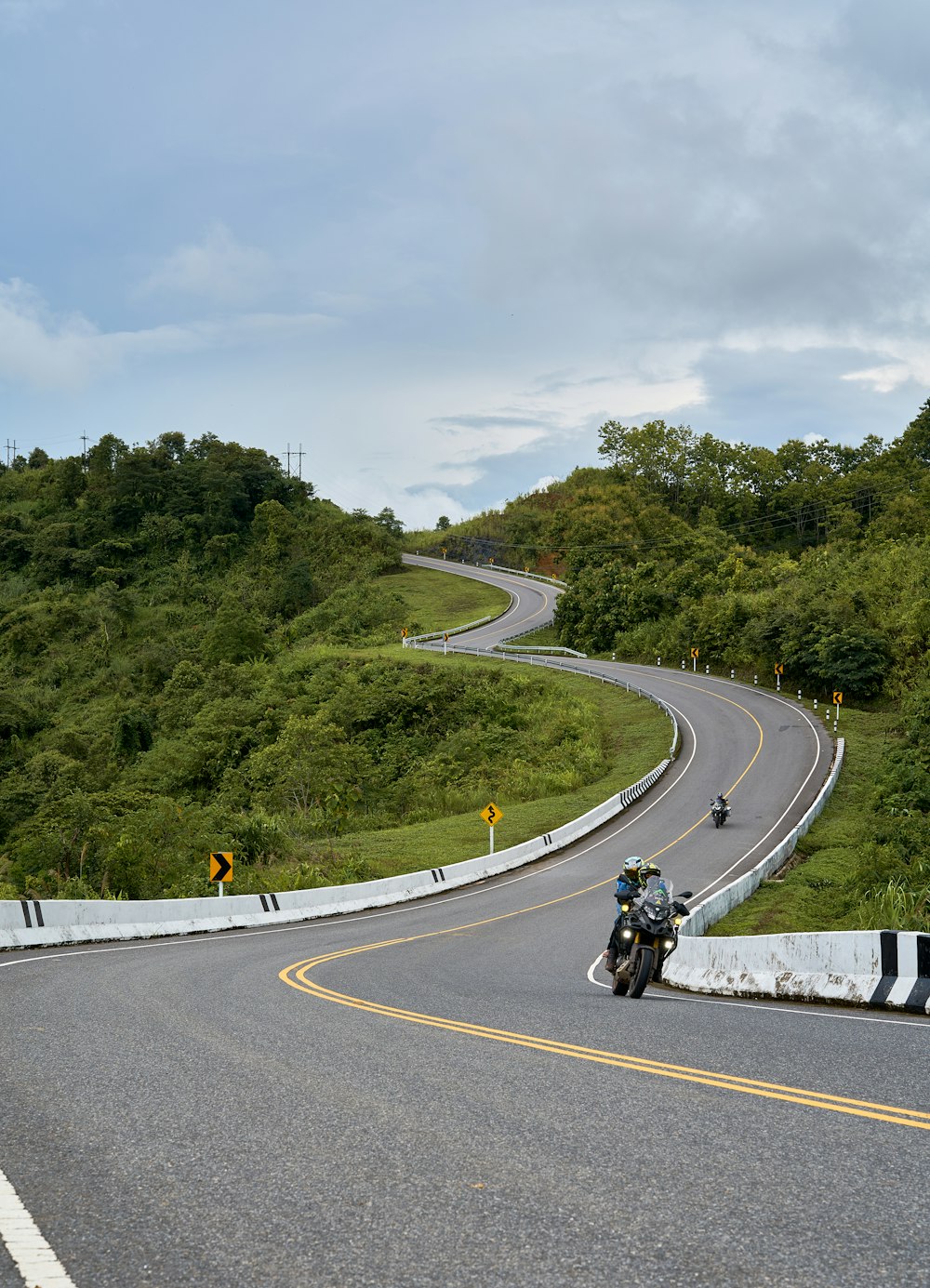 Un motociclista recorre una carretera curva