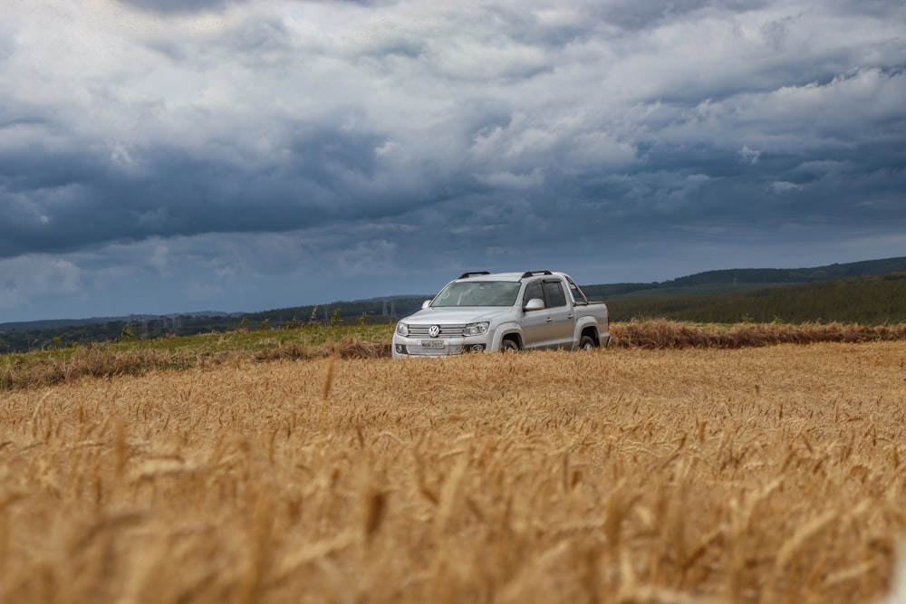 Un furgone parcheggiato in un campo di grano sotto un cielo nuvoloso