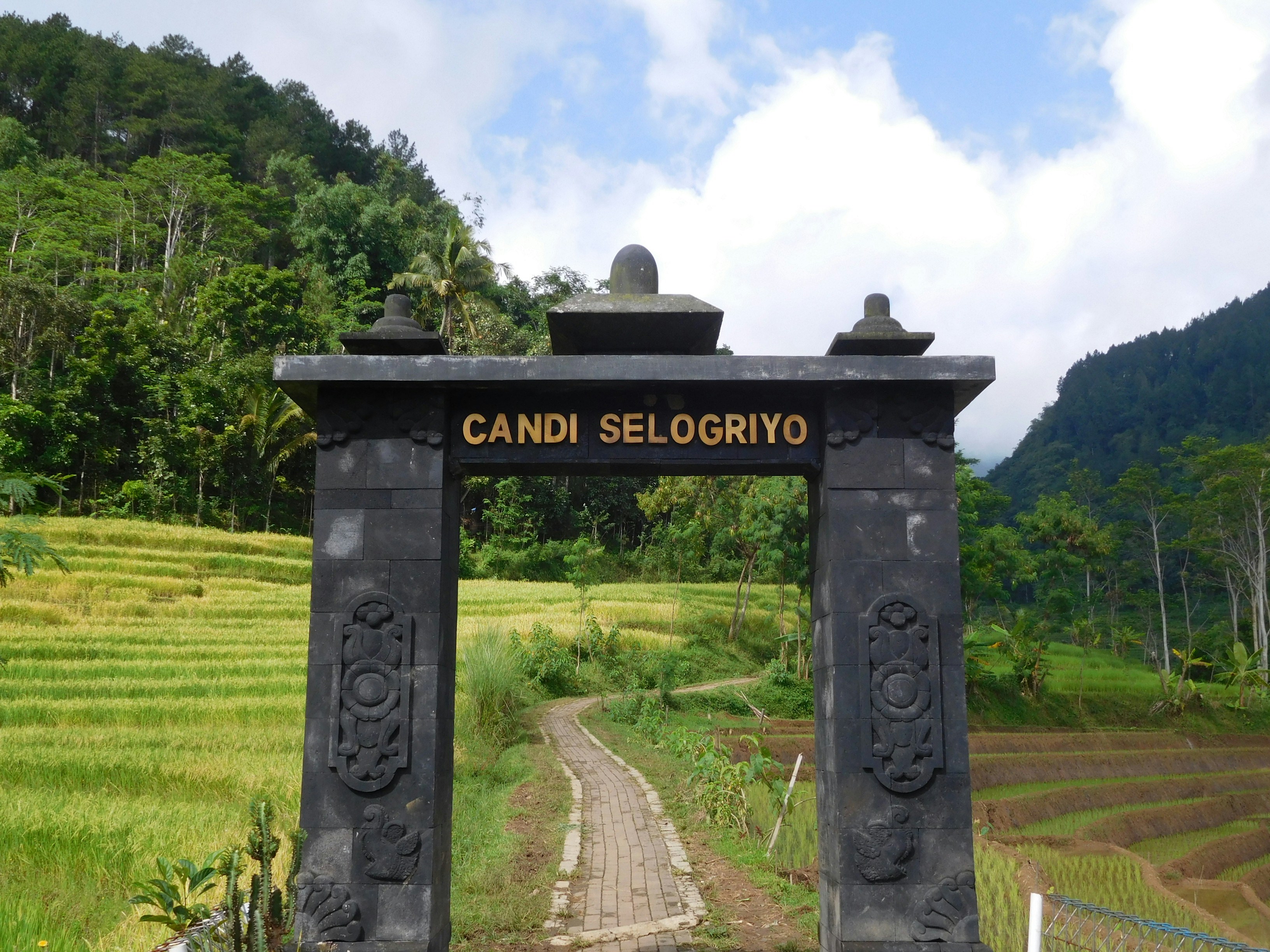 tanda yang ada di tengah lapangan