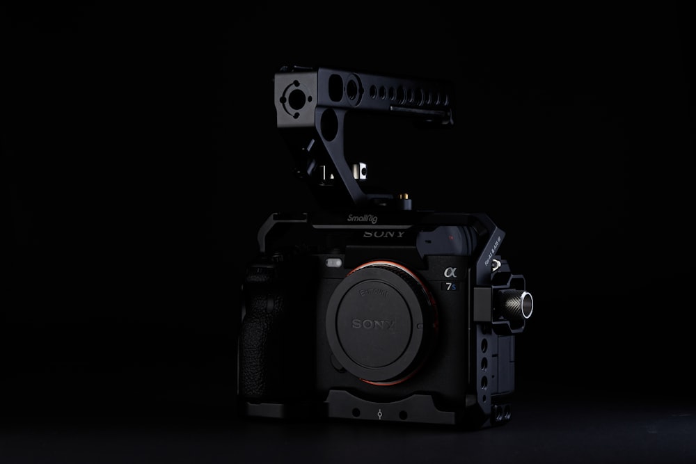 uma câmera preta com um fundo preto