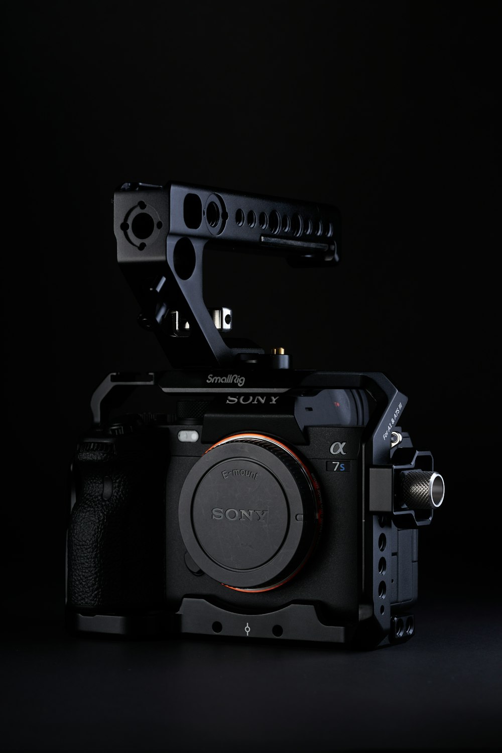 Una fotocamera nera con sfondo nero