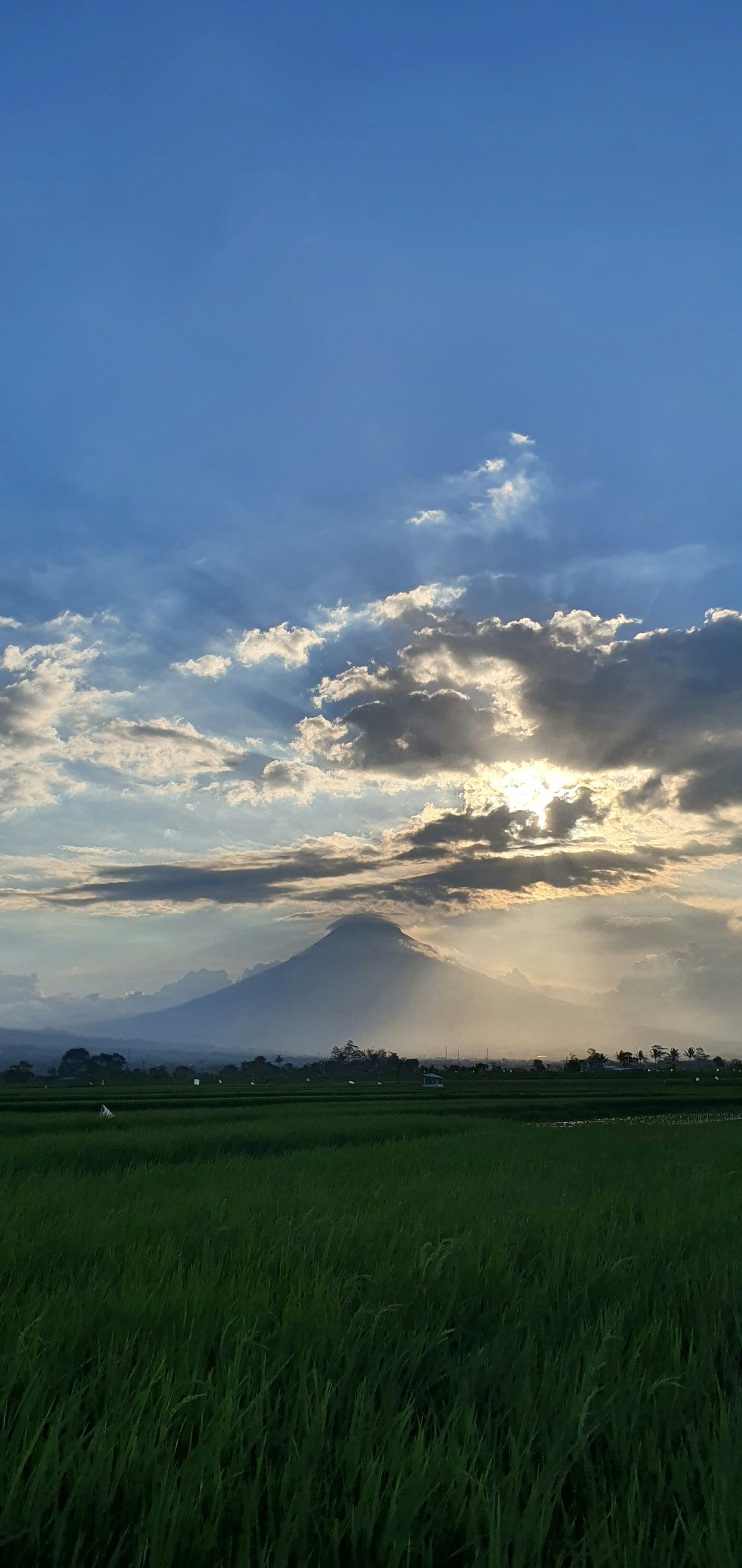 Matahari bersinar menembus awan di langit