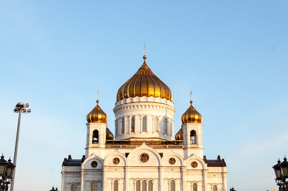 Un gran edificio blanco con una cúpula dorada