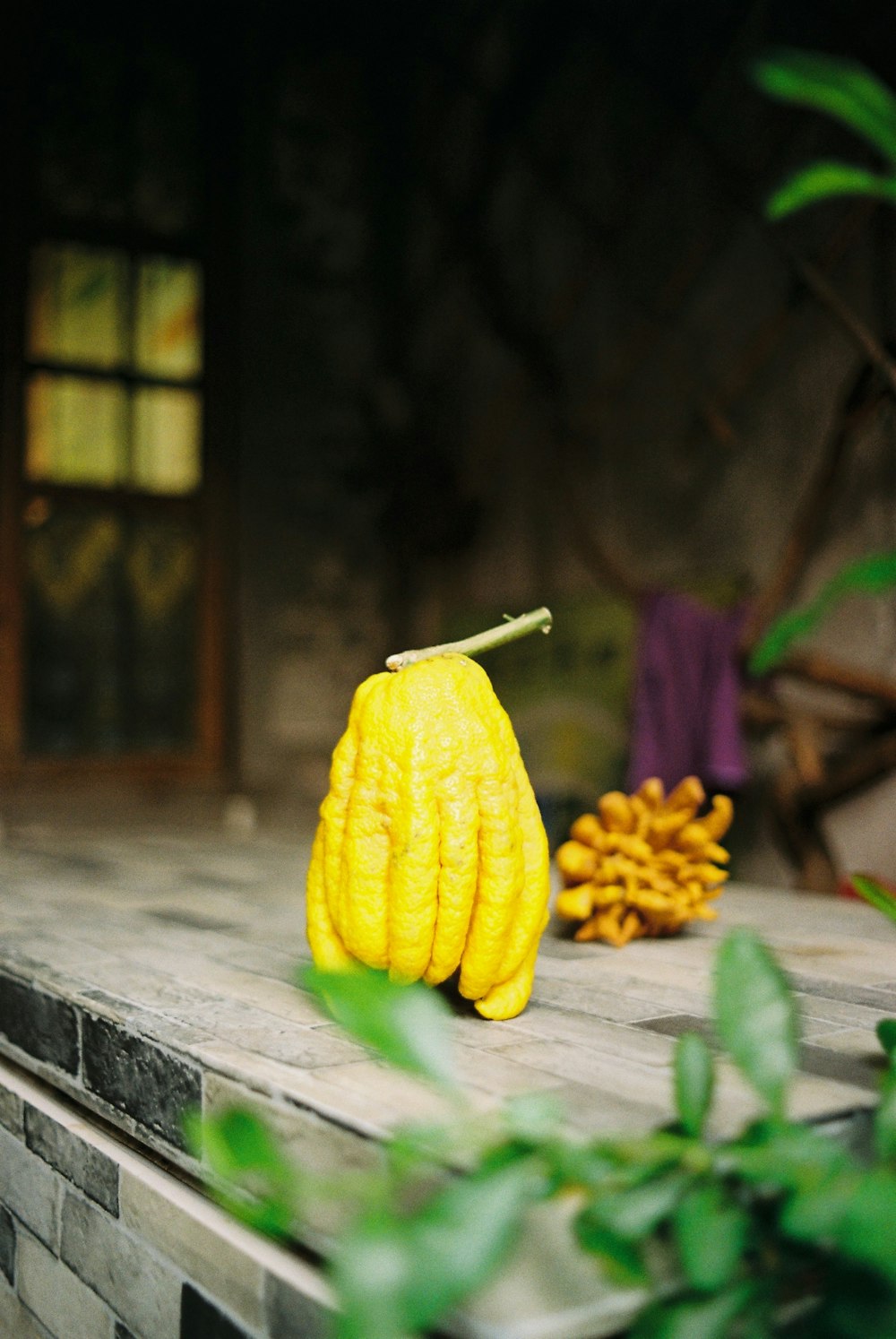 un bouquet de bananes assis sur une table