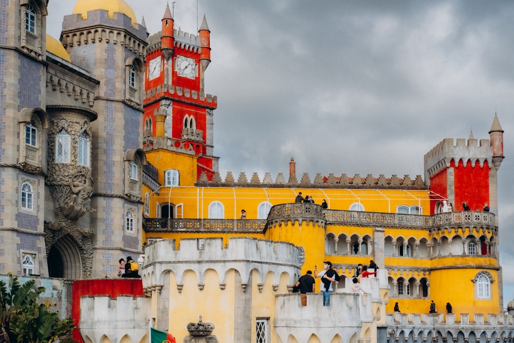 un château avec une horloge au sommet