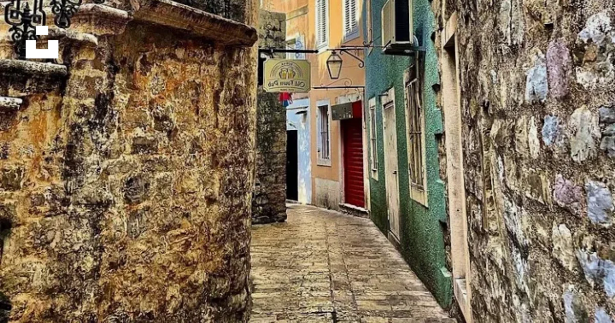 Une ruelle étroite avec une balustrade en fer forgé photo – Photo ...