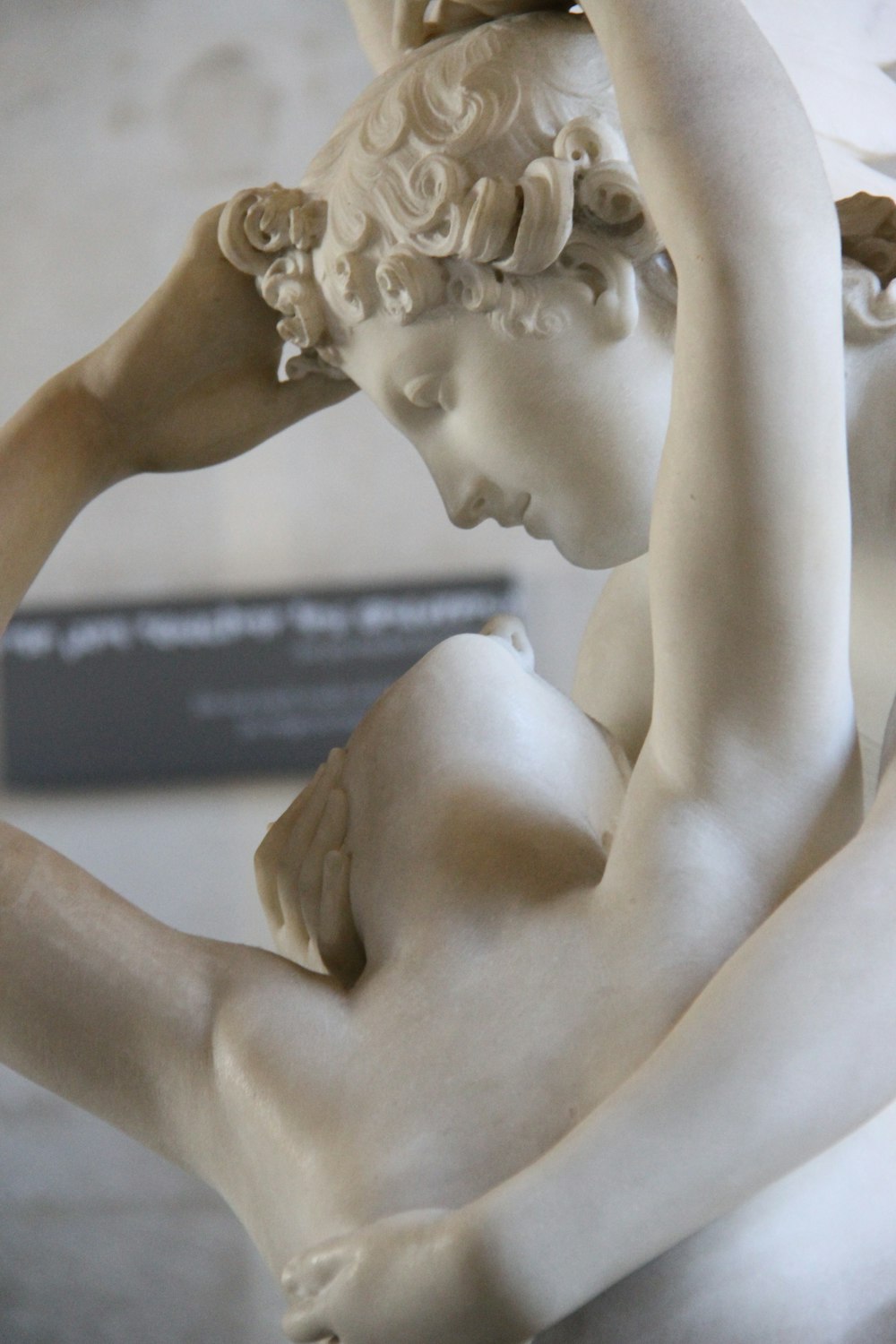 una statua di una donna nuda che tiene la testa