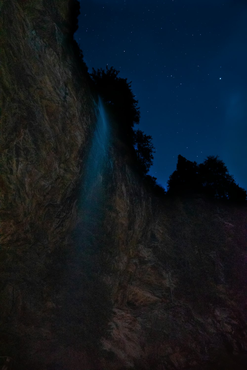 ein Langzeitbelichtungsfoto eines Wasserfalls bei Nacht