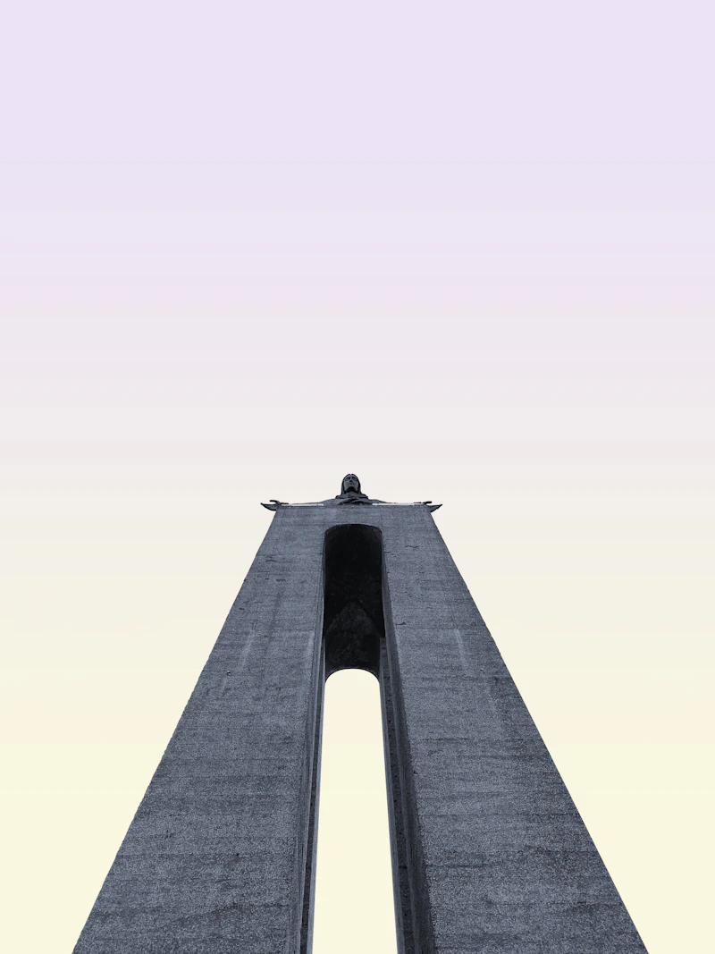Torre alta contra o céu