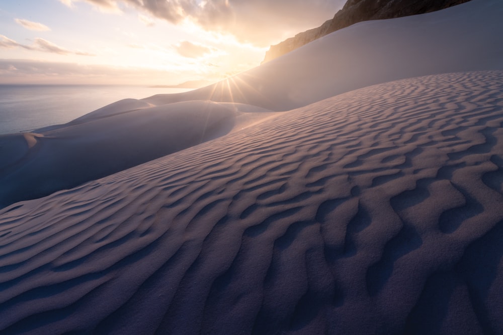 Le soleil se couche sur les dunes de sable