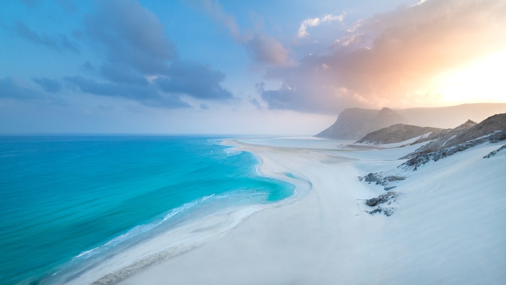 uma vista de uma praia de um ponto de vista alto