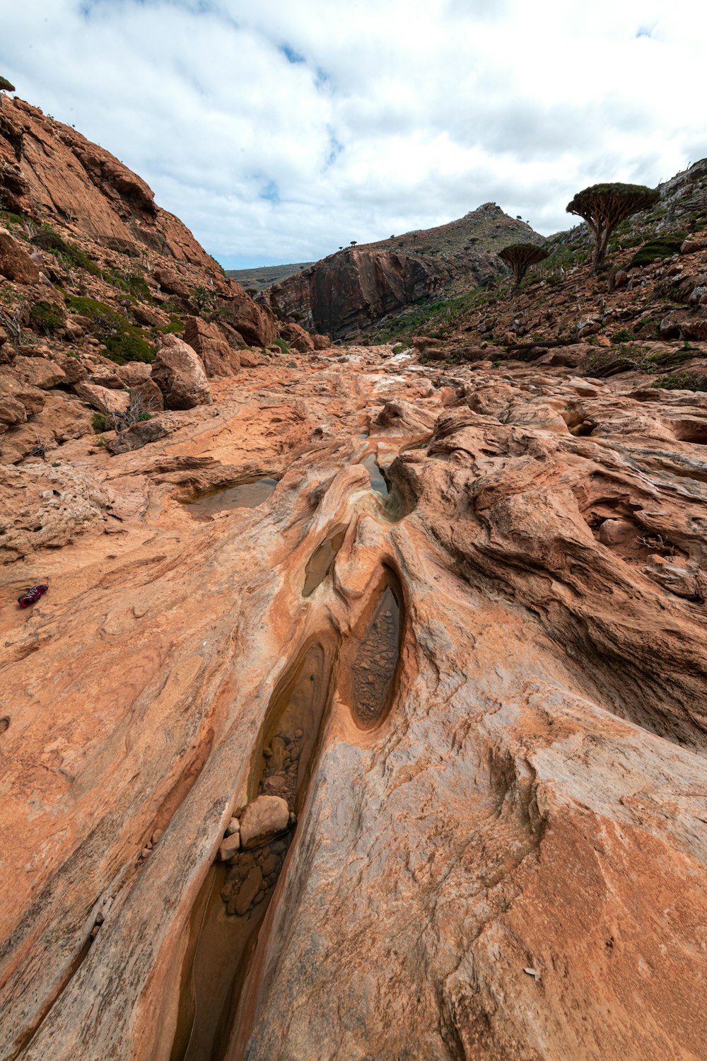 um desfiladeiro estreito no meio de um deserto