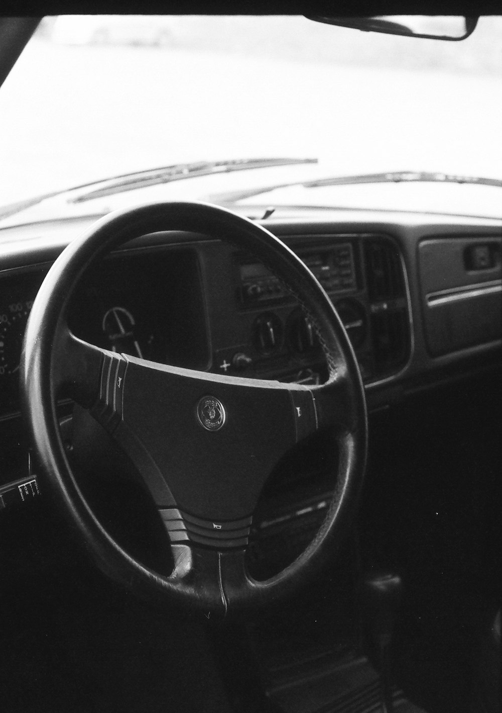 una foto in bianco e nero del cruscotto di un'auto