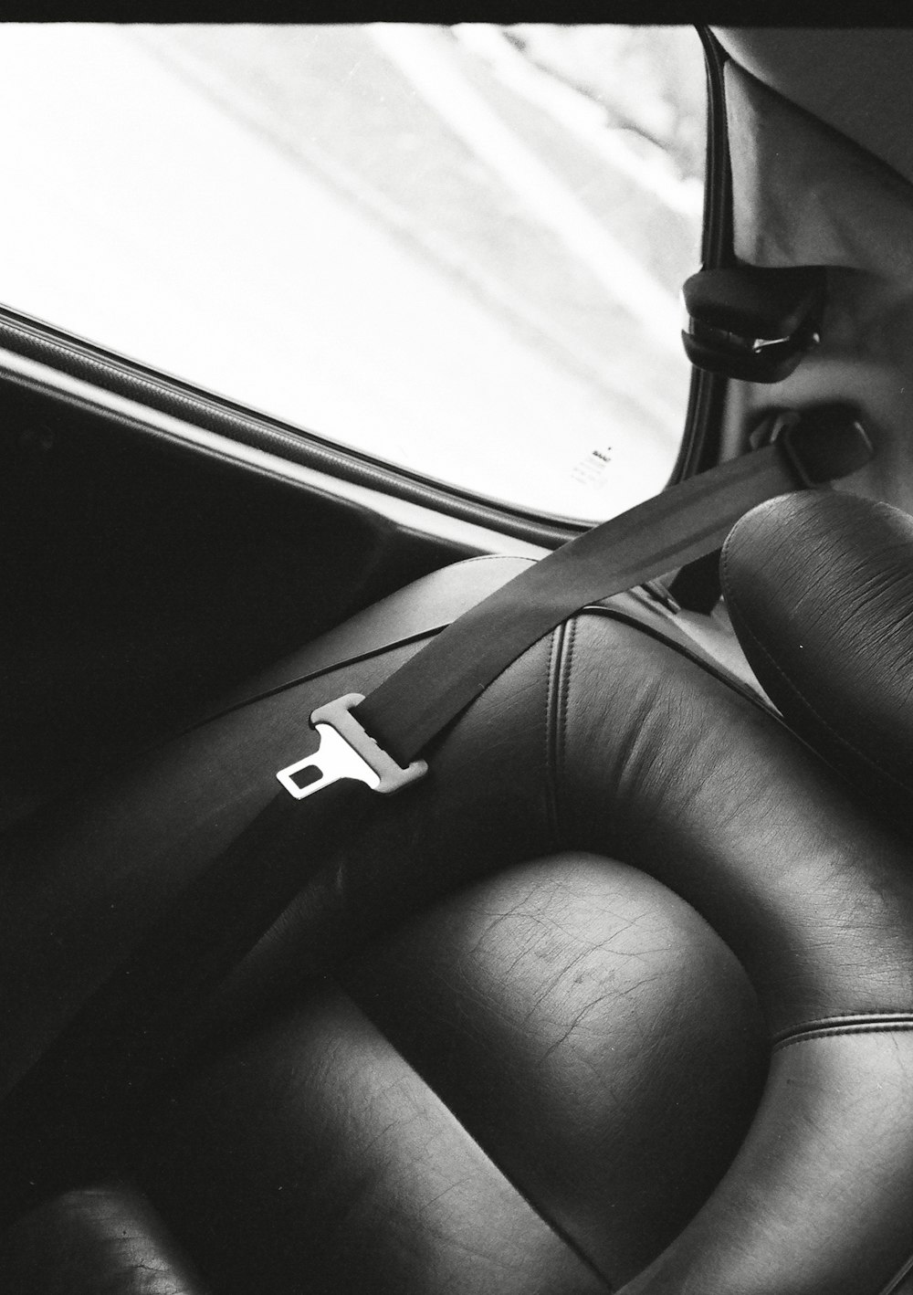 Una foto en blanco y negro de un asiento en un coche