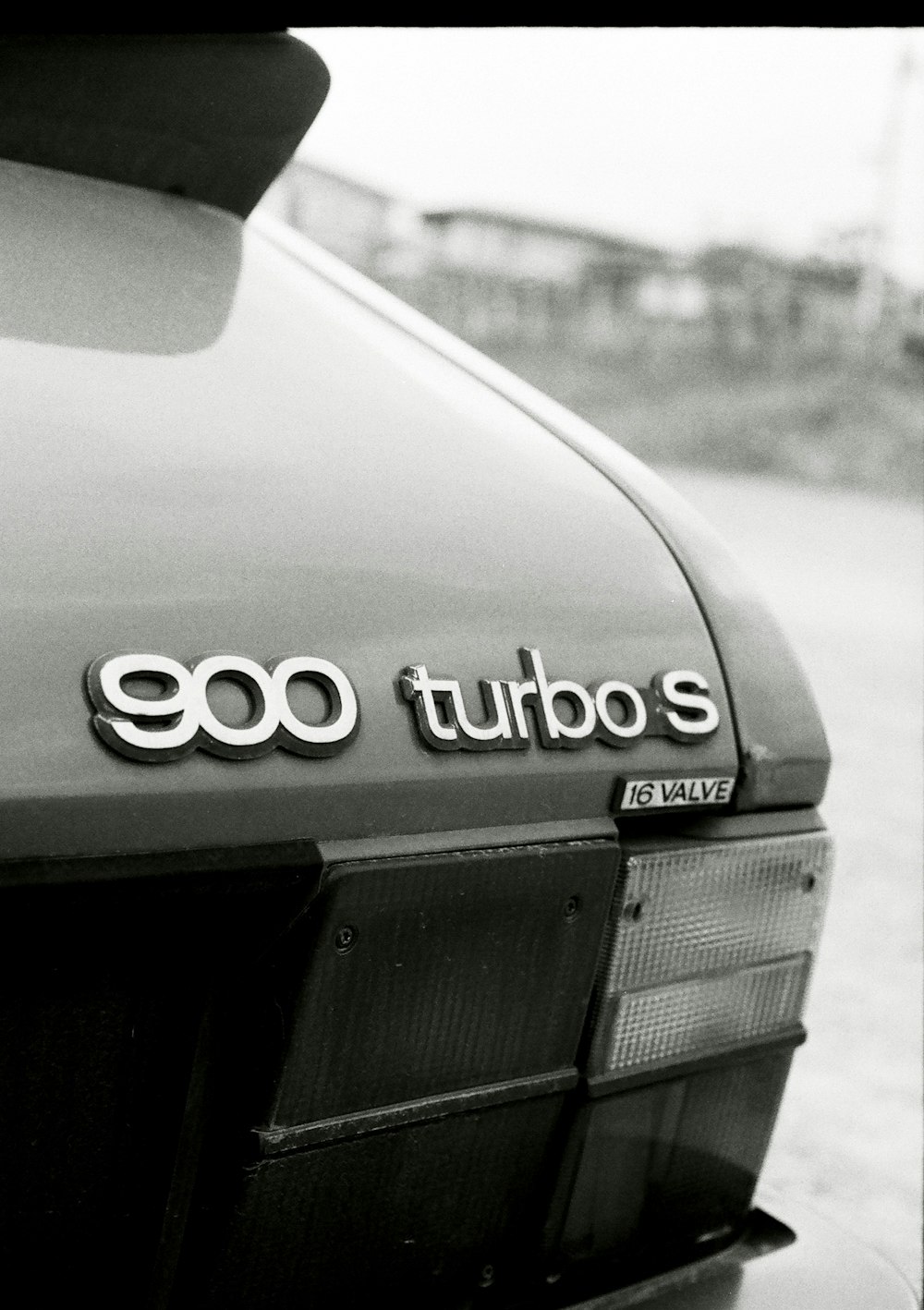 uma foto em preto e branco da parte traseira de um carro