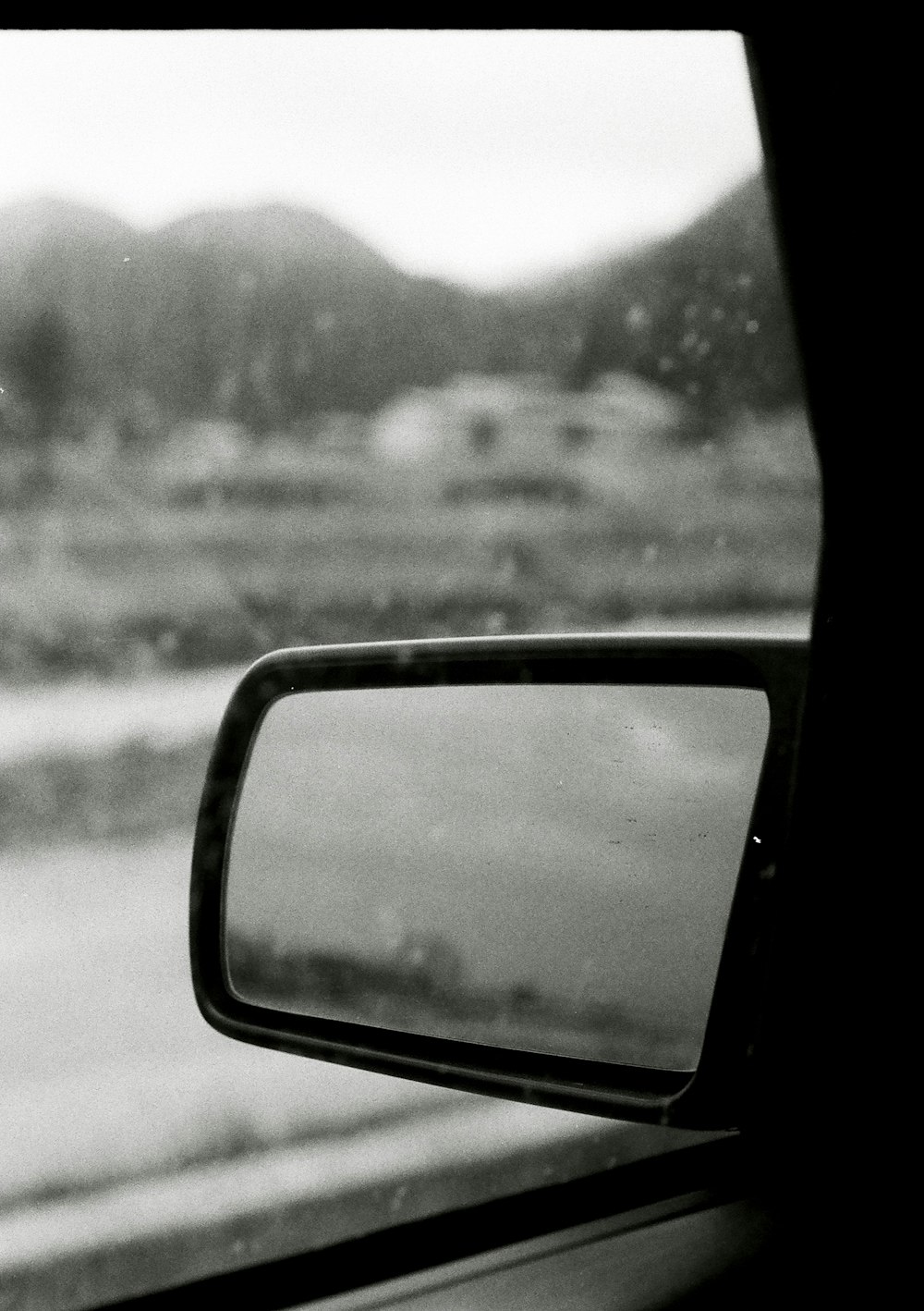 un espejo retrovisor lateral sentado en el costado de un automóvil
