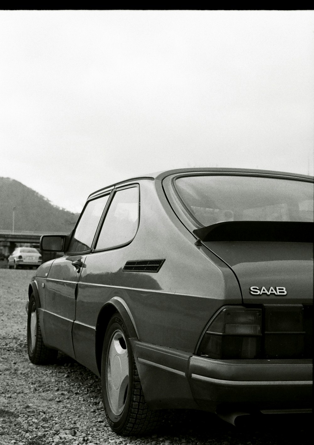 Une photo en noir et blanc d’une voiture Saab