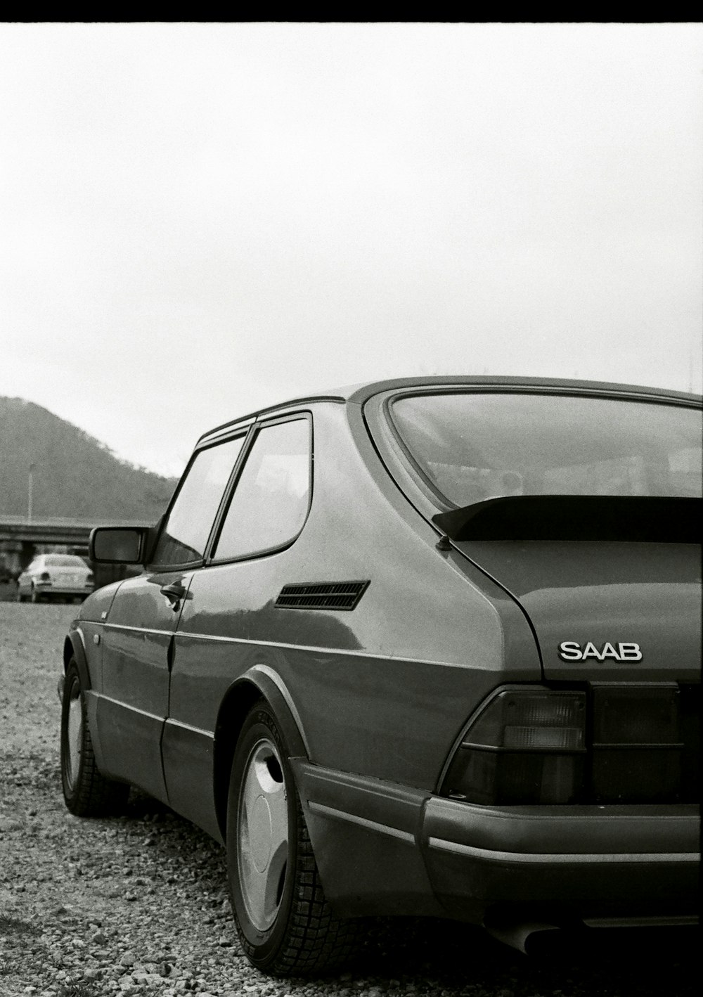 Una foto en blanco y negro de un coche Saab