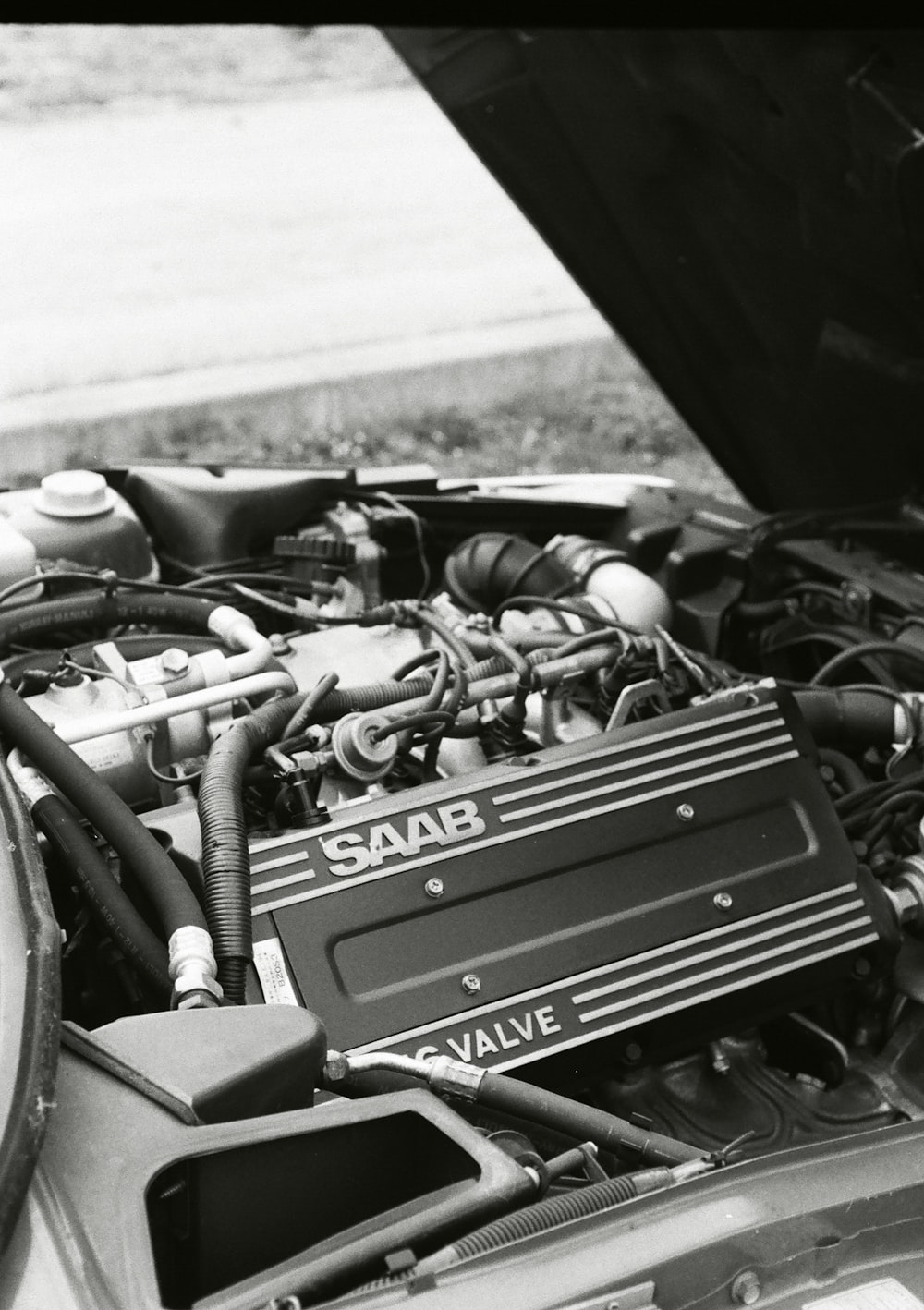 den Motorraum eines Autos mit offener Motorhaube