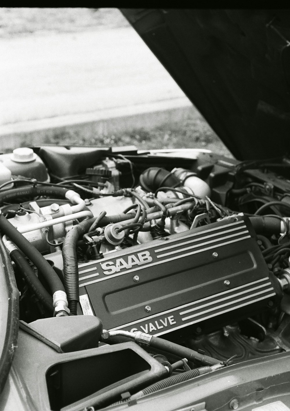 El compartimiento del motor de un automóvil con el capó abierto