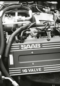 a black and white photo of a saab 900 engine