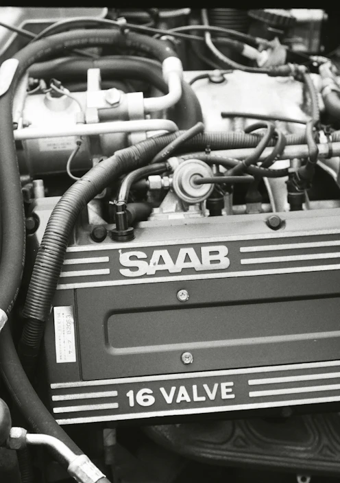 a black and white photo of a saab 900 engine
