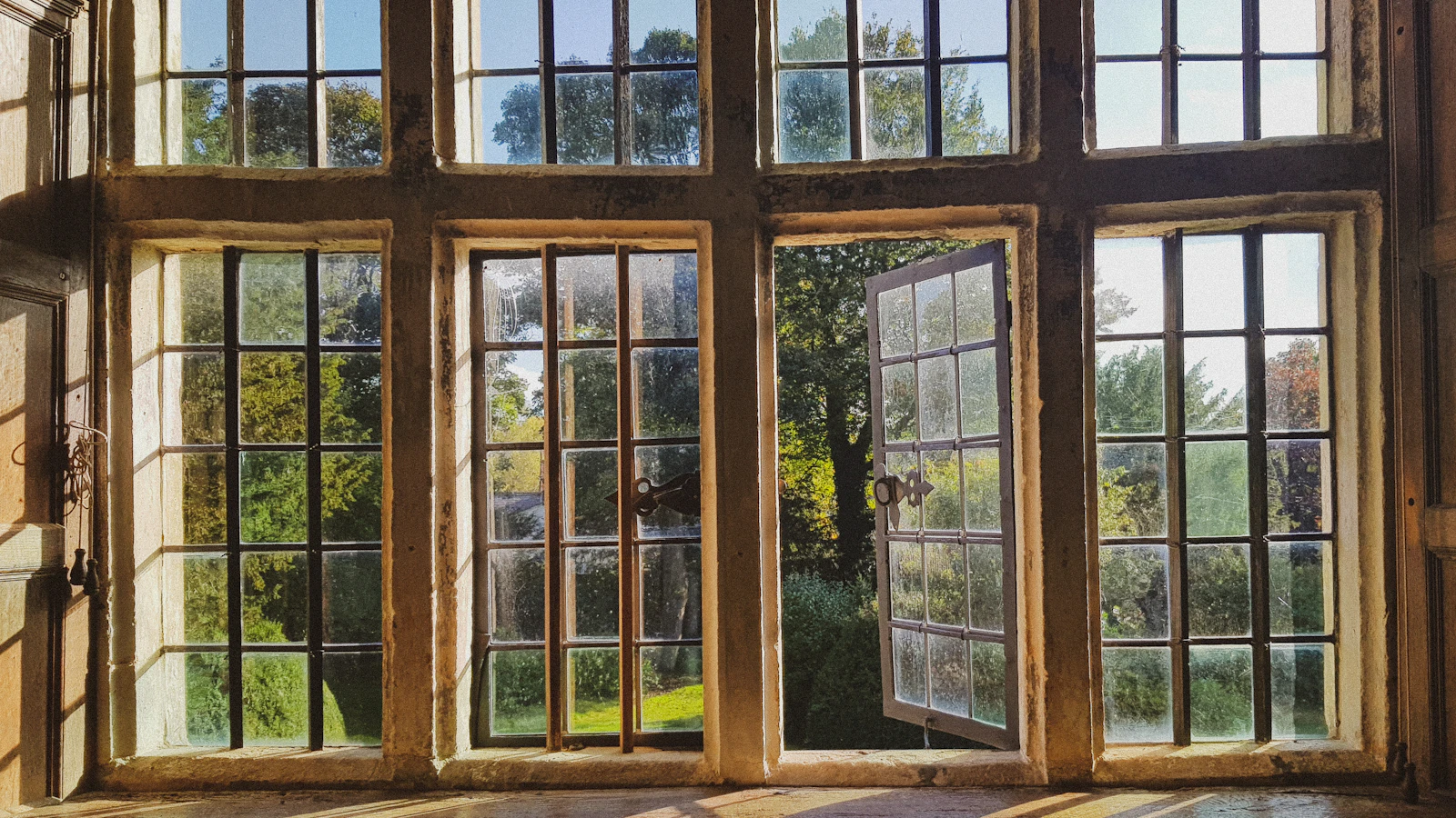 A room with a lot of windows and lots of windows