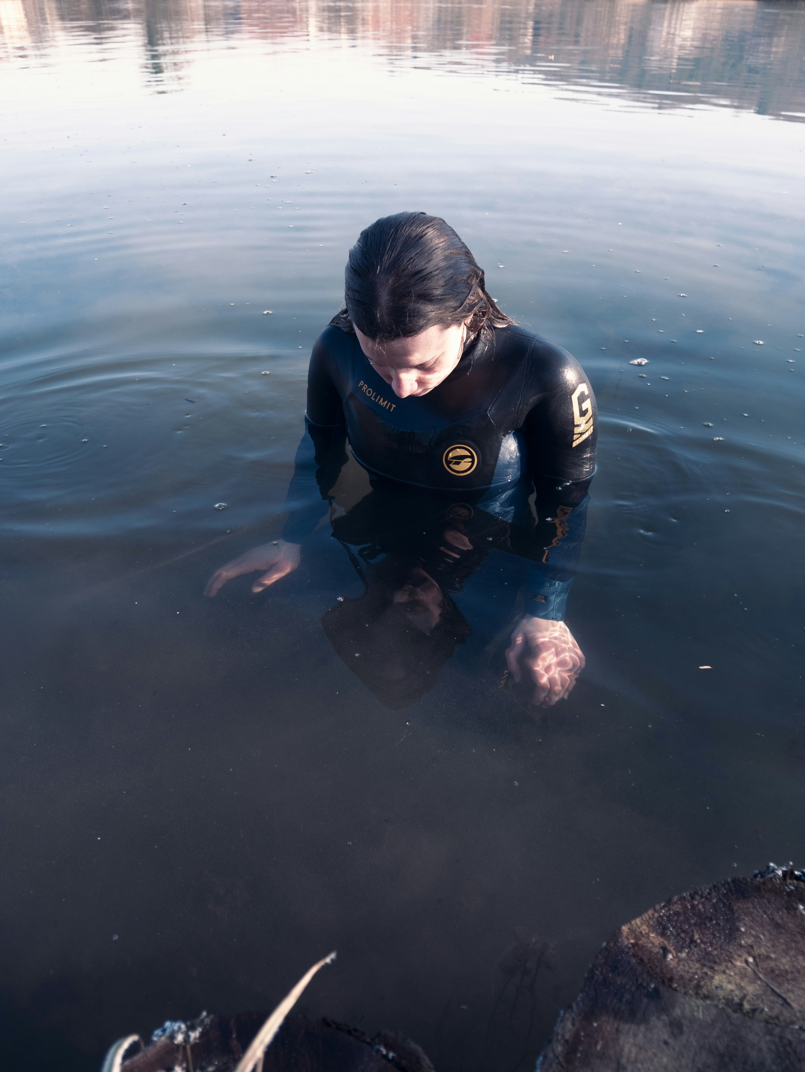Una donna in muta è in acqua