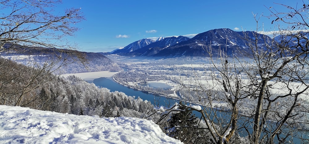 une vue d’une rivière et de montagnes depuis une colline