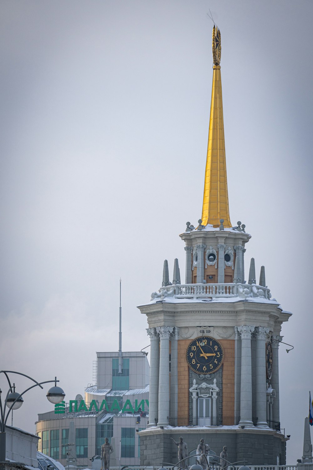 uma torre do relógio com uma torre de ouro em cima dela