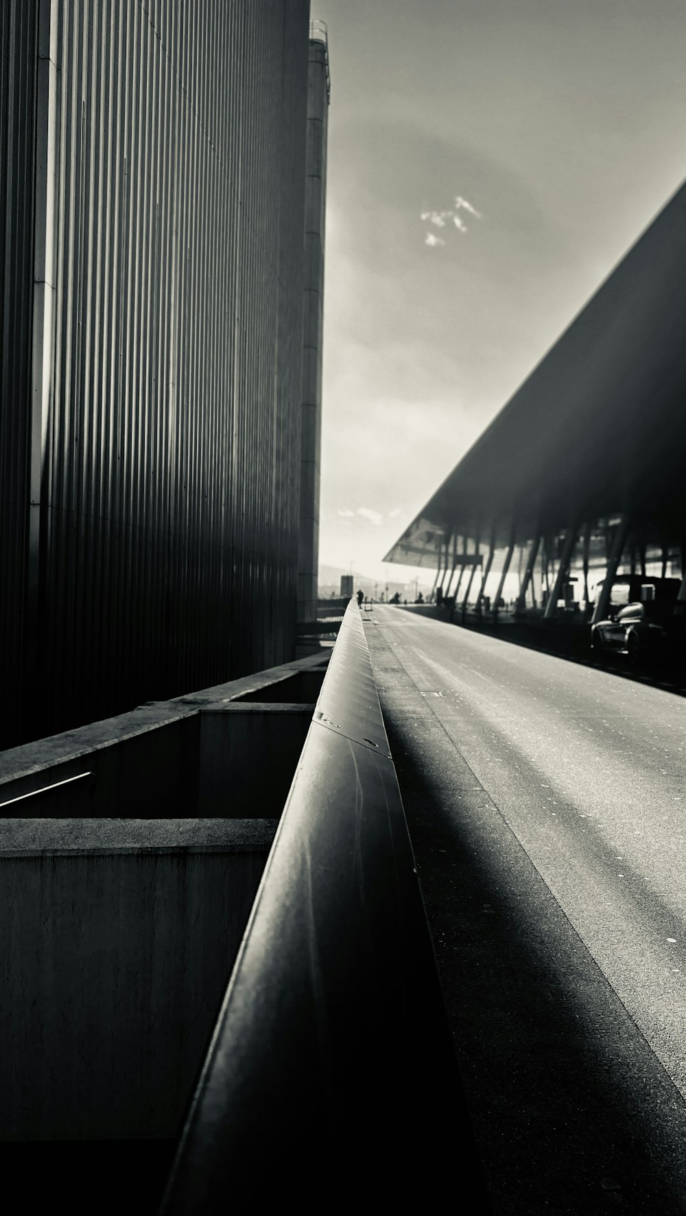 Una foto en blanco y negro de un edificio