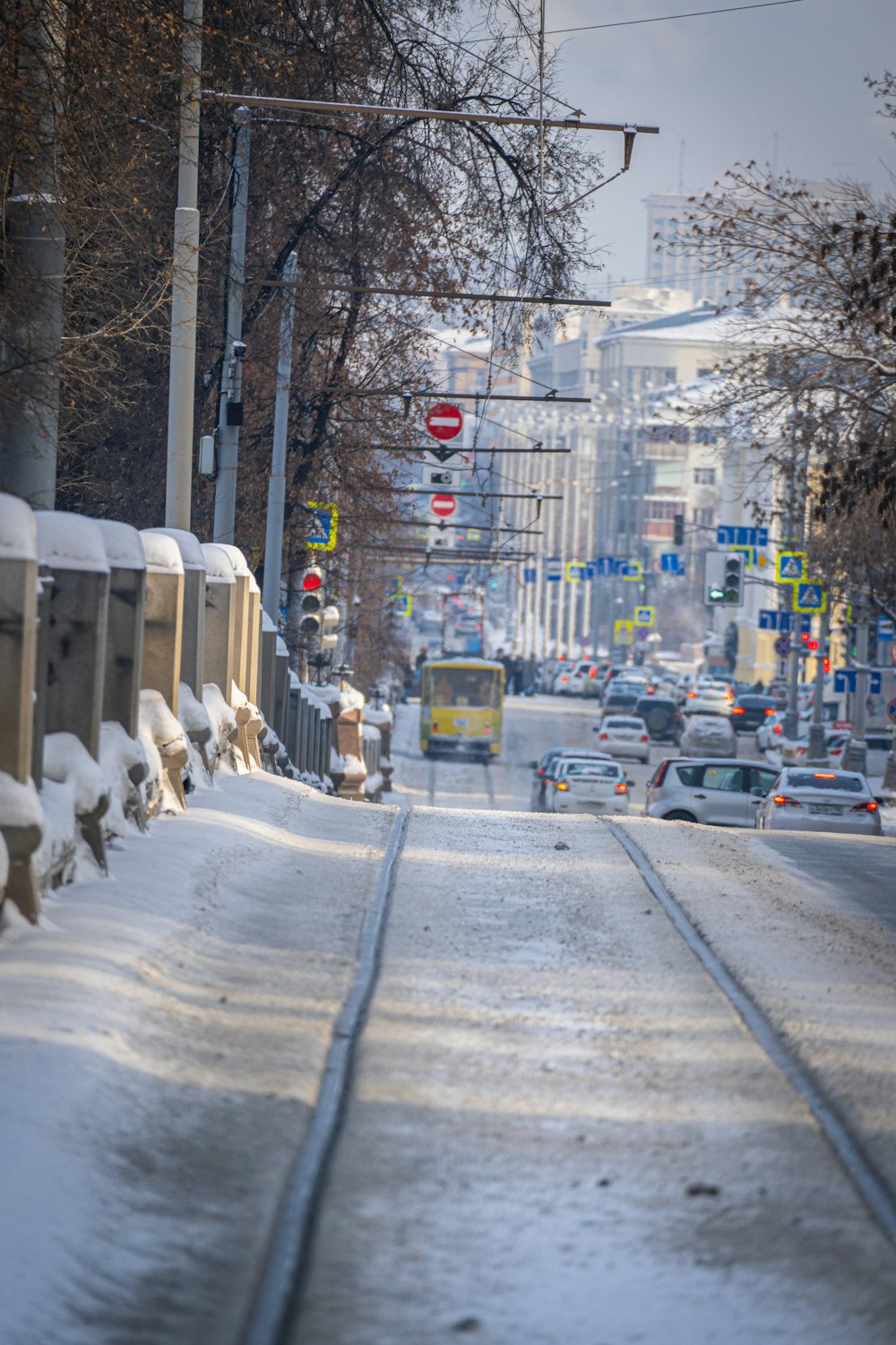 Eine Stadtstraße ist mit Schnee und Ampeln bedeckt