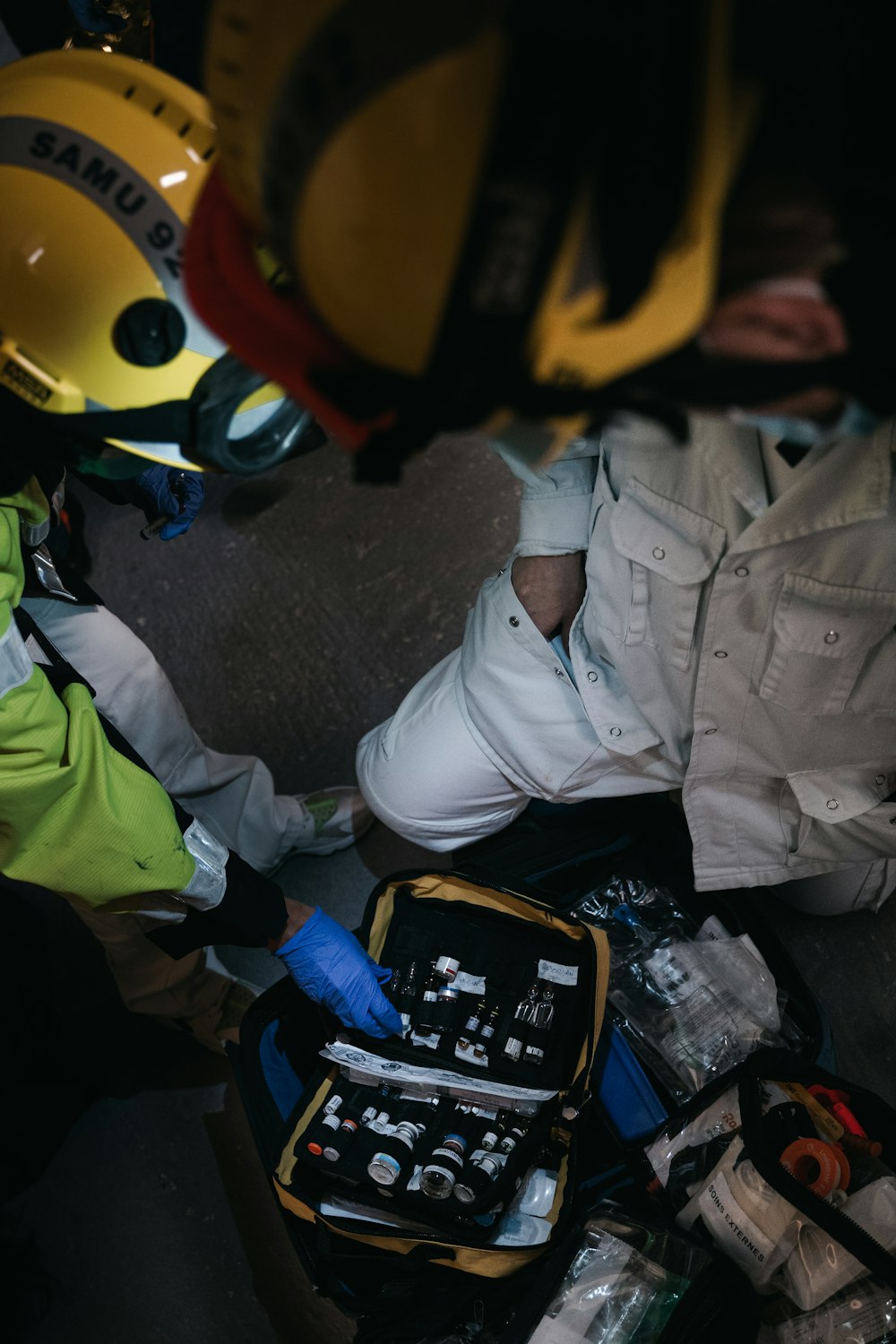 Un uomo seduto a terra accanto a un casco