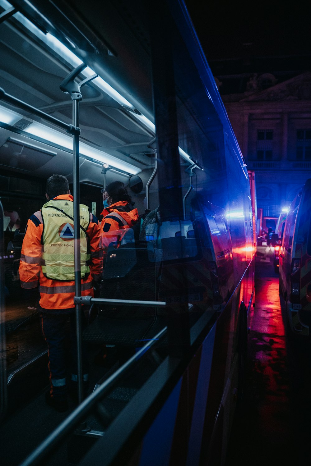 Un paio di uomini in piedi accanto a un treno