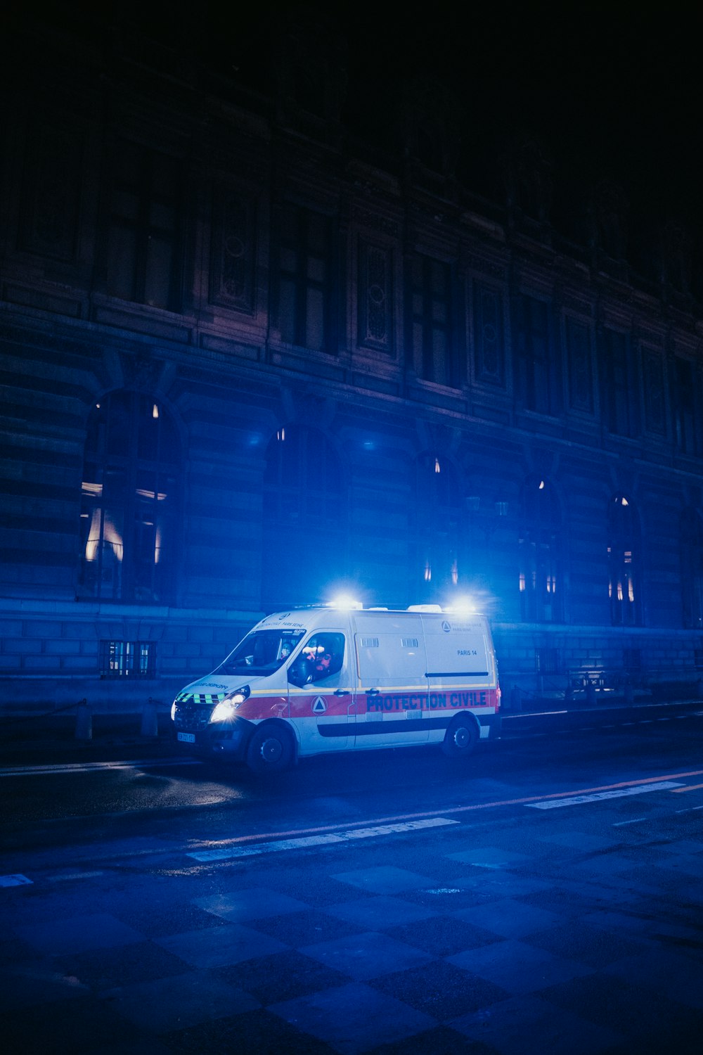 Ein Krankenwagen, der nachts am Straßenrand geparkt ist