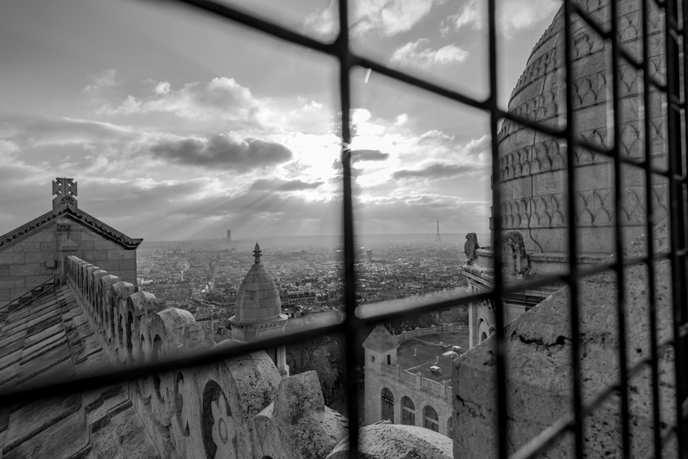 Una vista de una ciudad a través de una ventana