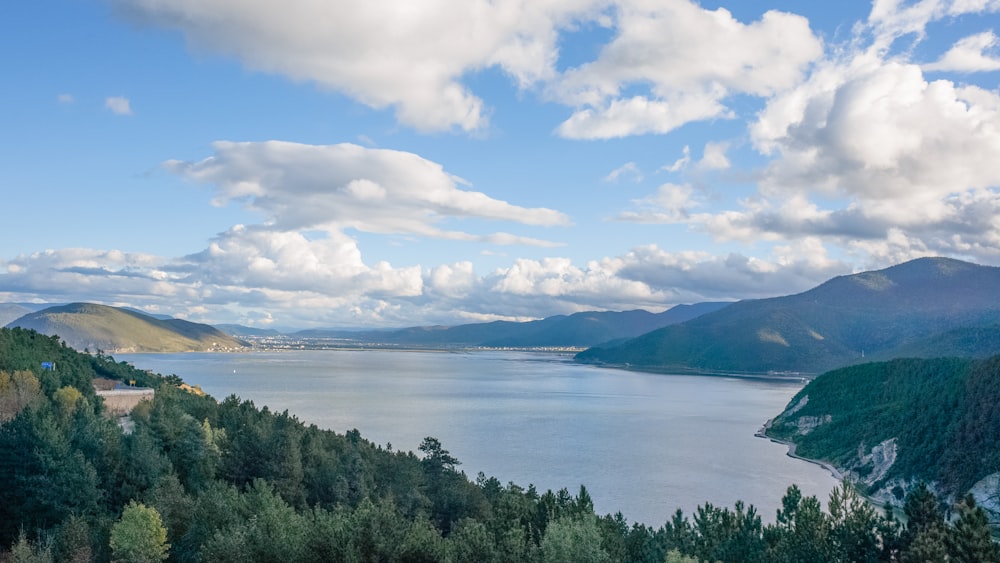 Una vista panorámica de un lago rodeado de montañas