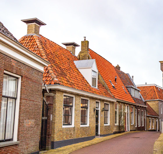 Woonhuis met rode dakpannen in een Nederlandse straat