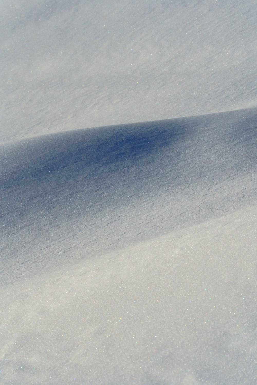 uma pessoa montando uma prancha de snowboard por uma encosta coberta de neve
