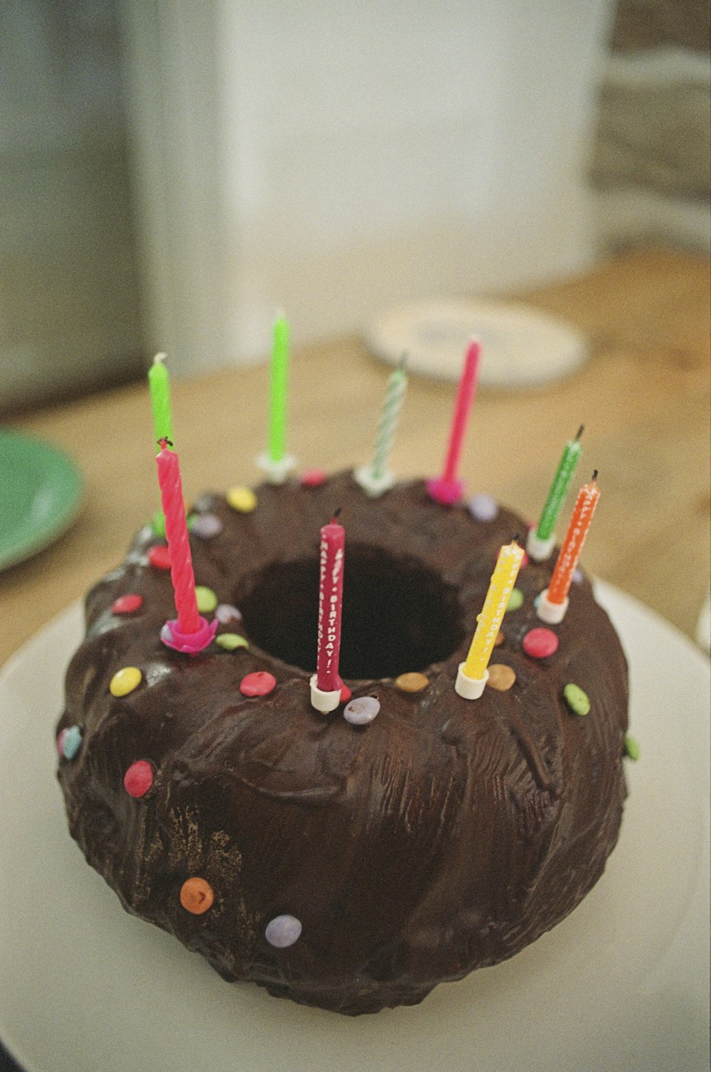 un pastel de chocolate con velas encima