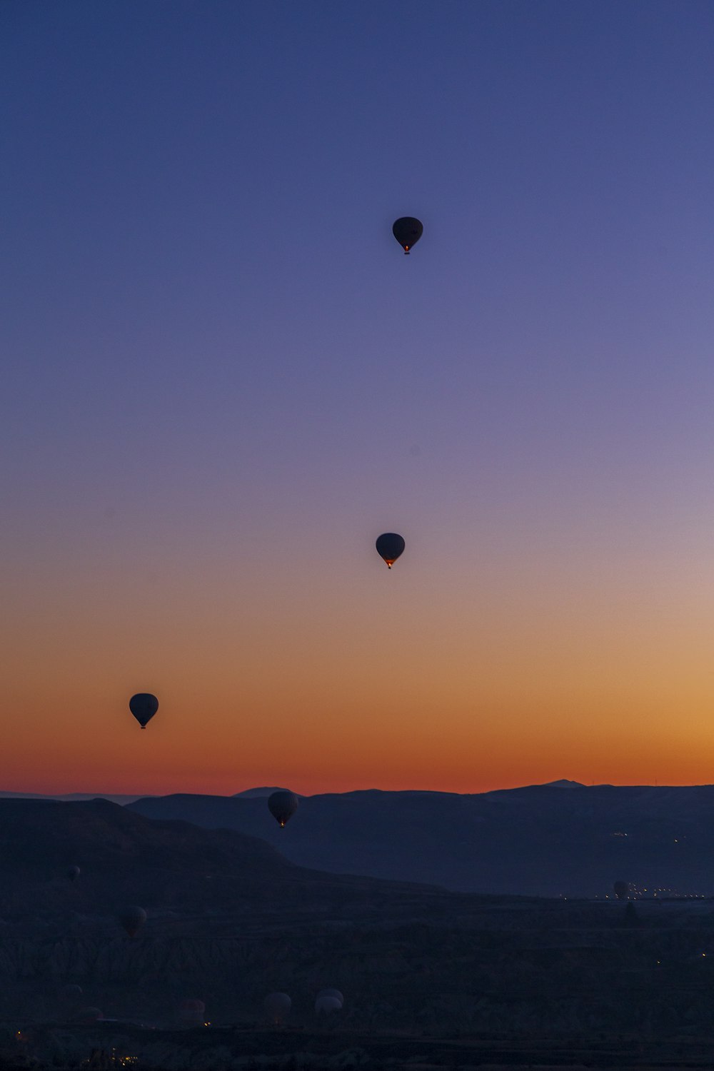 Un groupe de montgolfières volant dans le ciel