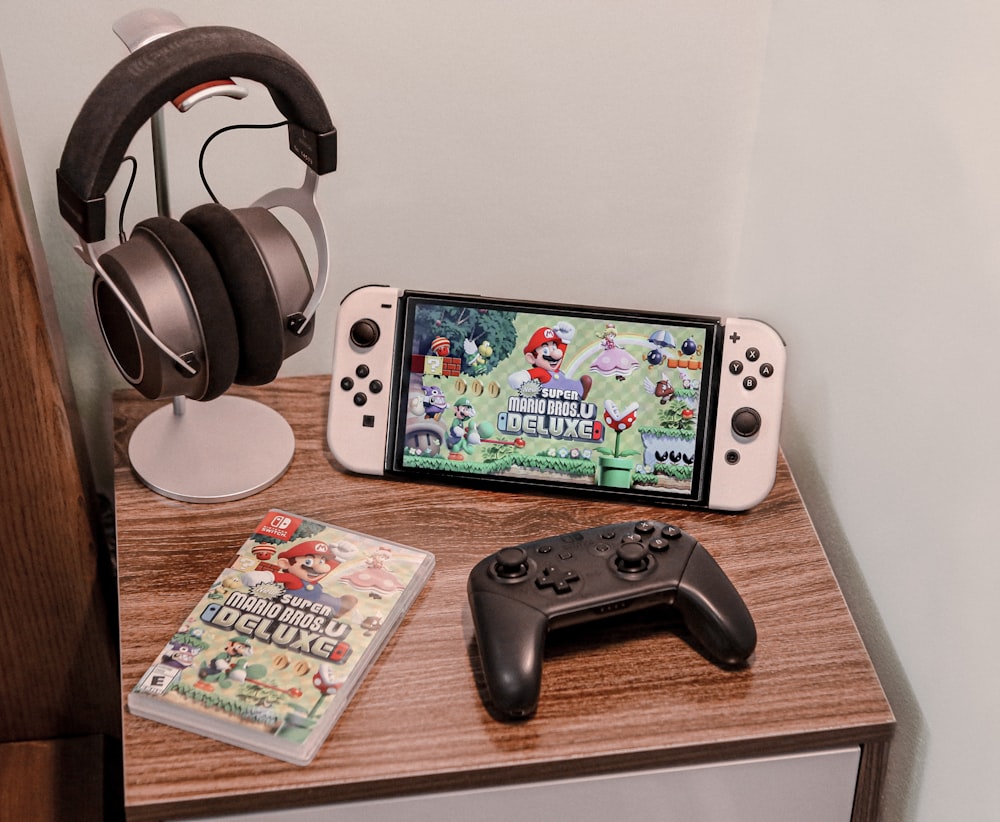 um sistema de jogo nintendo wii sentado em cima de uma mesa de madeira